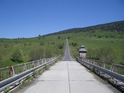 Anstieg nach Stodulky, betrachtet von der Brcke ber die Kremelna (Kieslingbach), 30.05.2004